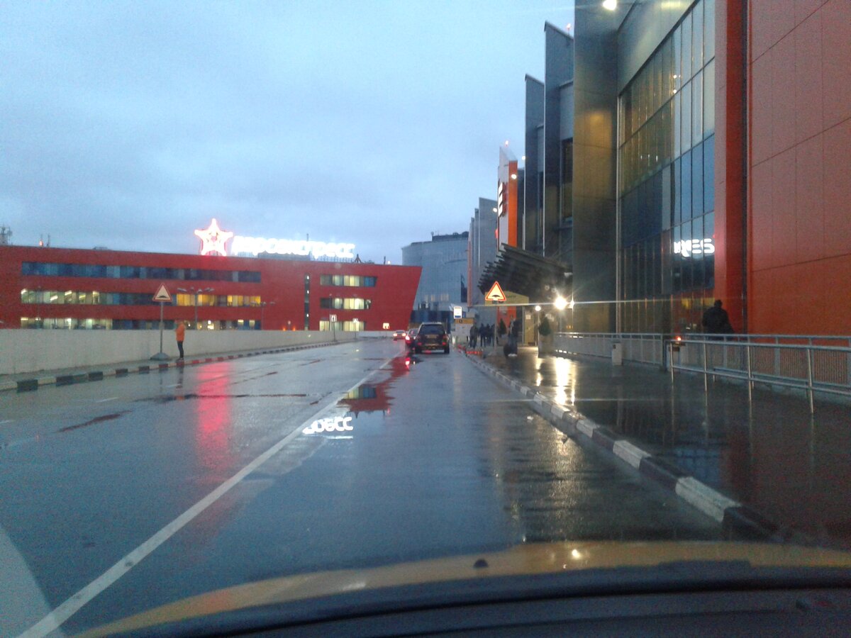 Зона вылета терминала Е. Здесь всегда пусто. Пассажир поднимается сюда из зоны прилета. Терминал маленький. Все происходит очень быстро. Потеряться очень сложно)