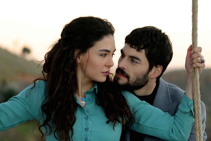 кадр из сериала "Ветреный"/"Hercai"