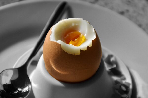 Как сварить яйцо, чтобы оно не треснуло и легко почистилось