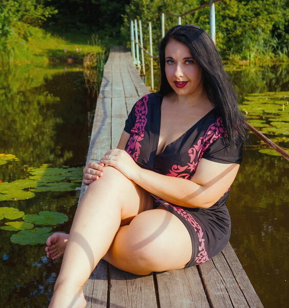 Девушка счастливо обнимает подругу