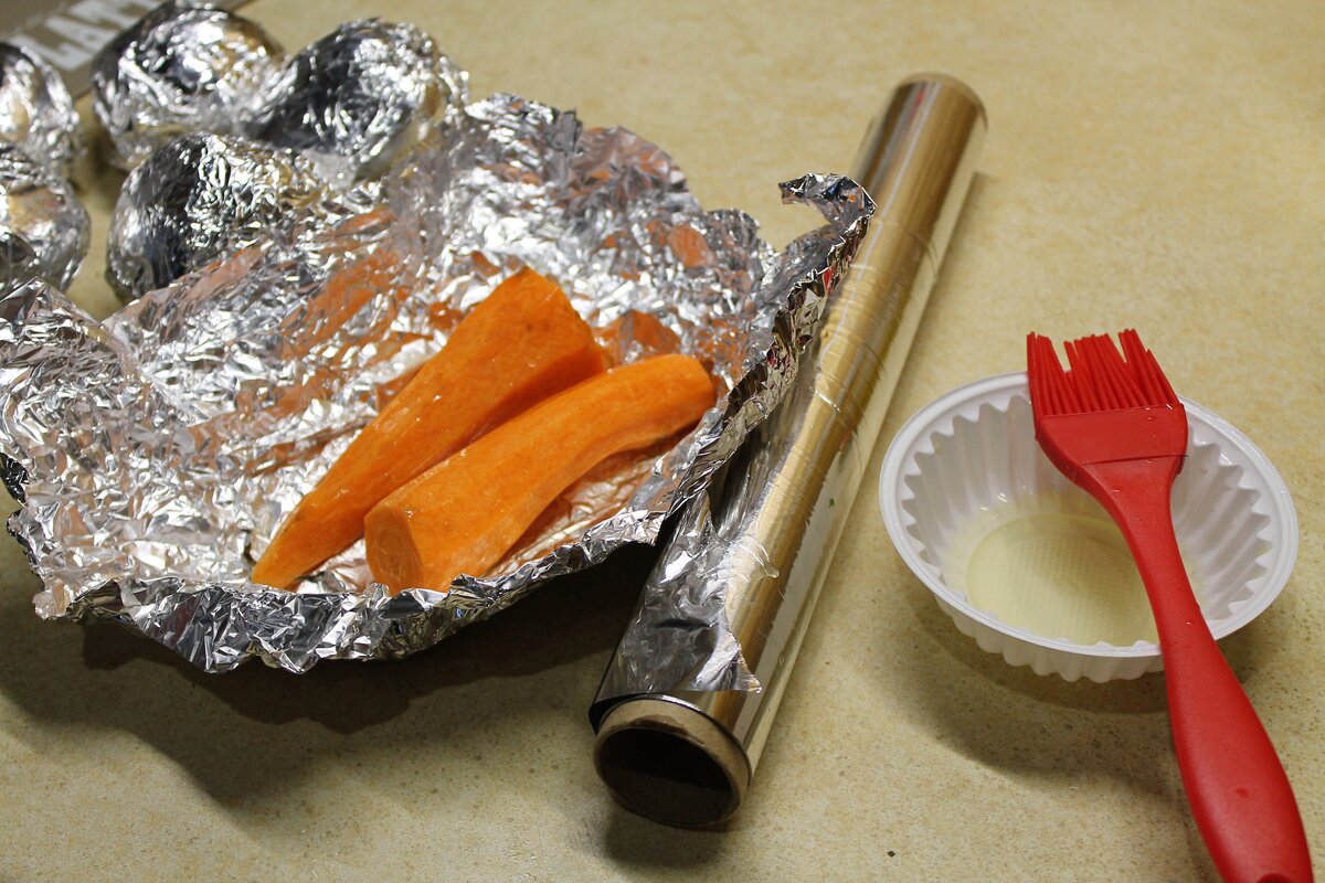 Овощи в фольге в духовке сколько запекать. Морковка в фольге. Запечь морковь в духовке в фольге. Заворачивать овощи в фольге. Блюдо в фольге алюминиевой.