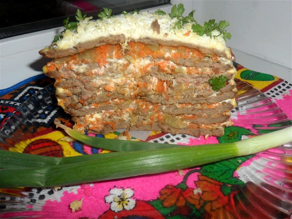 Печеночный торт с морковью и луком