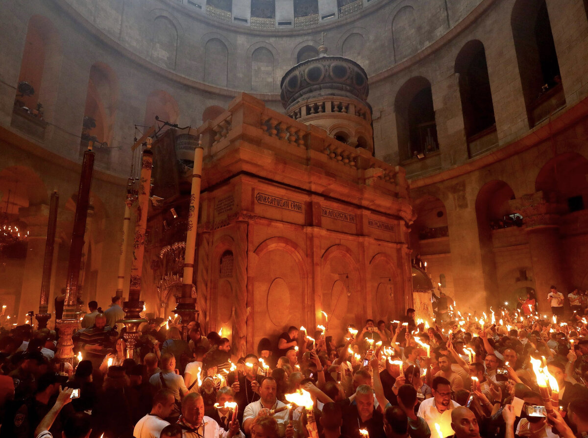 храм гроба господня в иерусалиме сошествие благодатного огня. сошествие благодатного огня в иерусалиме. храм гроба господня г иерусалим схождение благодатного огня. схождение благодатного огня 2022. схождение благодатного огня прямая.