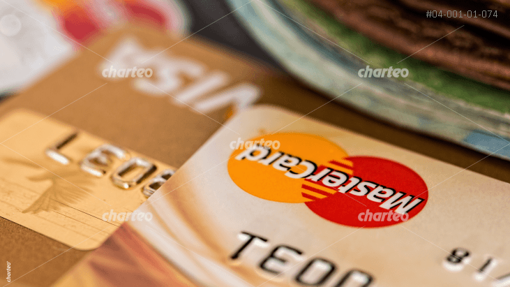 Visa и Mastercard требуют, чтобы банки полностью перешли на бесконтактные карты, сообщает РИА «Новости».