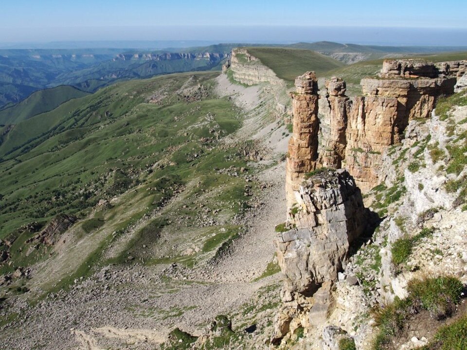 Грот изумрудный тхач адыгея. Тхач адыгея. Два брата казахстан. Южно-уральский хребет уреньга. Горы западного кавказа рельеф.