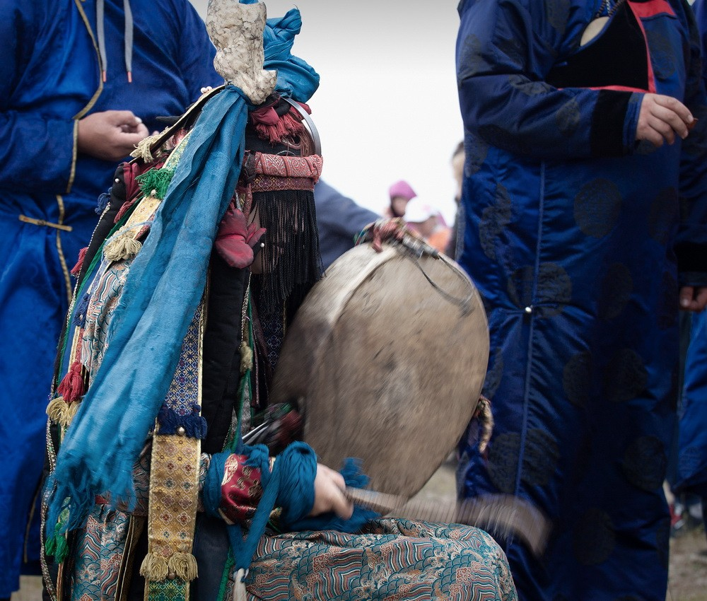 Байкальские шаманы. Шаманизм на Байкале. Байкальские шаманские одеяния. Одежда Байкальского шамана. Шаман живой навальный