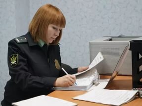 Самый простой способ взыскать задолженность с должника – обратиться к мировому судье и составить соответствующее заявление. При этом необходимо представить неопровержимые доказательства реальности задолженности.После рассмотрения представленных документов (на это отводится не более 5 дней) выносится постановление. Присутствие сторон при изучении обстоятельств дела не требуется.