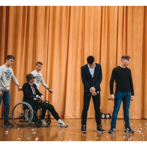 Я в белой кофте на заднем плане