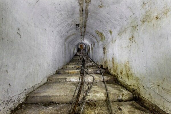 Пожалуй первое из необычного, что бросается в глаза это наклонная потерна с лестницей. Обычно во Владивостоке входы в скальные убежища выполнены горизонтально, а это решение фортификационной школы более привычно для западной части страны.