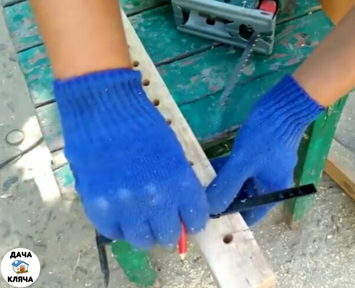 Отмечаем линиями вырезы для лобзика