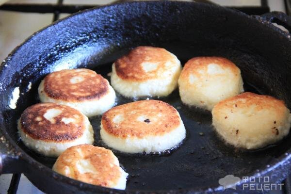 яйца дела. сырники растеклись. почему растекаются сырники. сырники биточки. почему растекаются сырники.