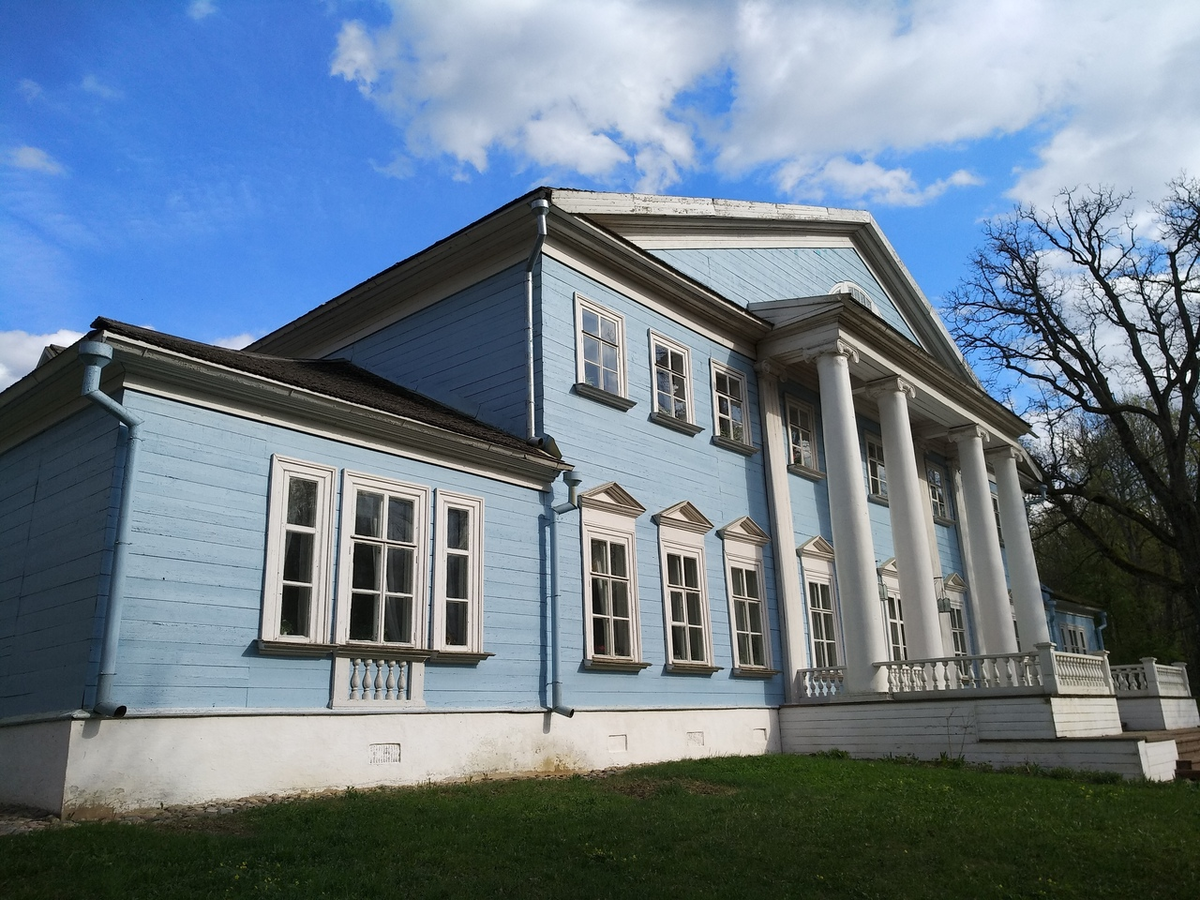 Новоспасское. Главный дом / Фото: Smolensk-guide.com 