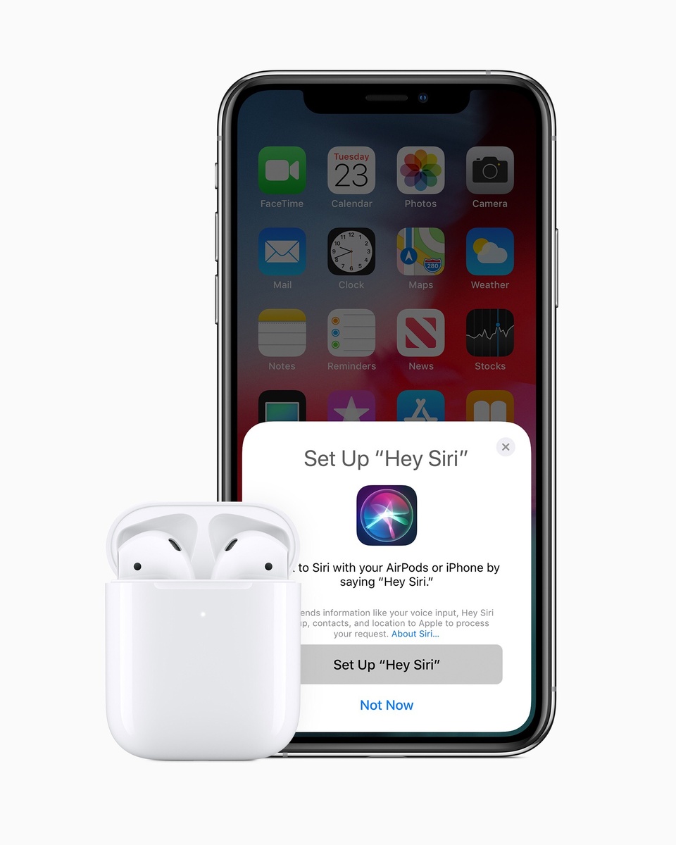 Новые AirPods поддерживают голосовое управление. Сказав "Привет, Siri", можно переключать песни, делать звонки, изменять громкость или строить маршрут.