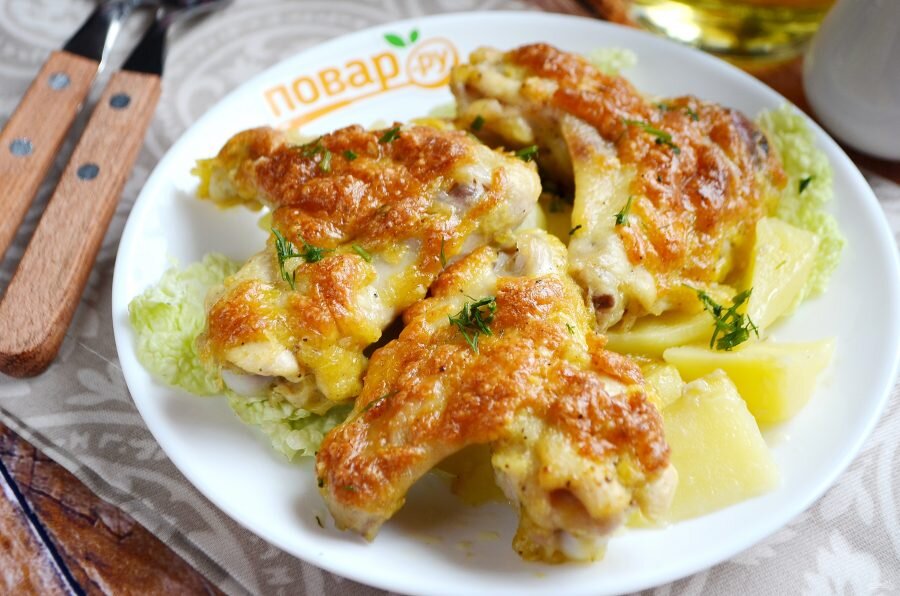 Подайте хрустящие крылышки с картофелем