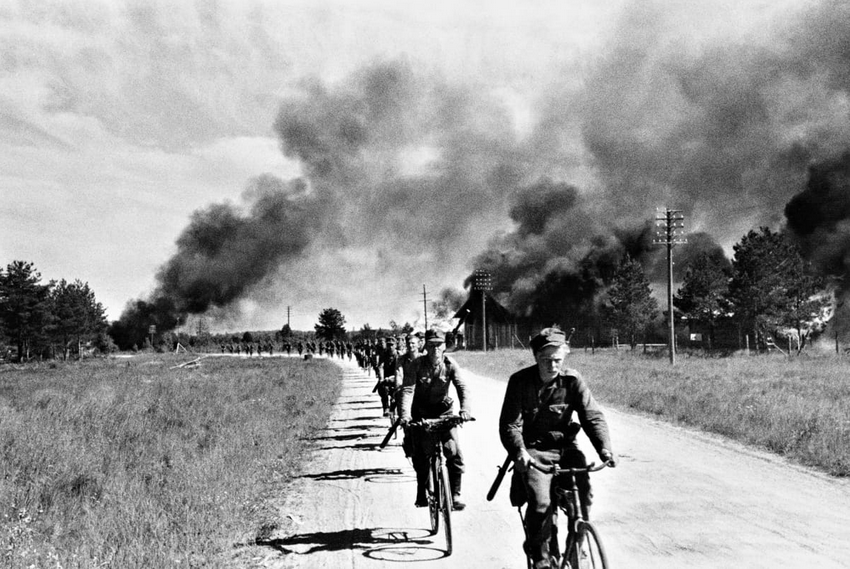 Финские солдаты отступают из Яянислинны 2 июля 1944. Фото: SA-Kuva