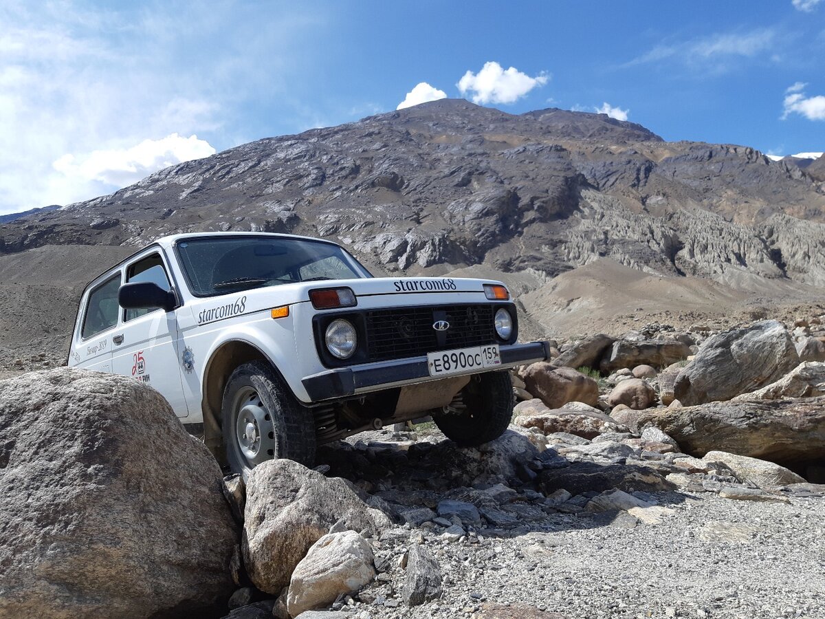 На курумнике. Белка лезет к "пещерам талибов". Пищит, но лезет. Здесь Белке еще тепло. 