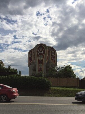 Дом-слон виден с трассы. Фото автора 