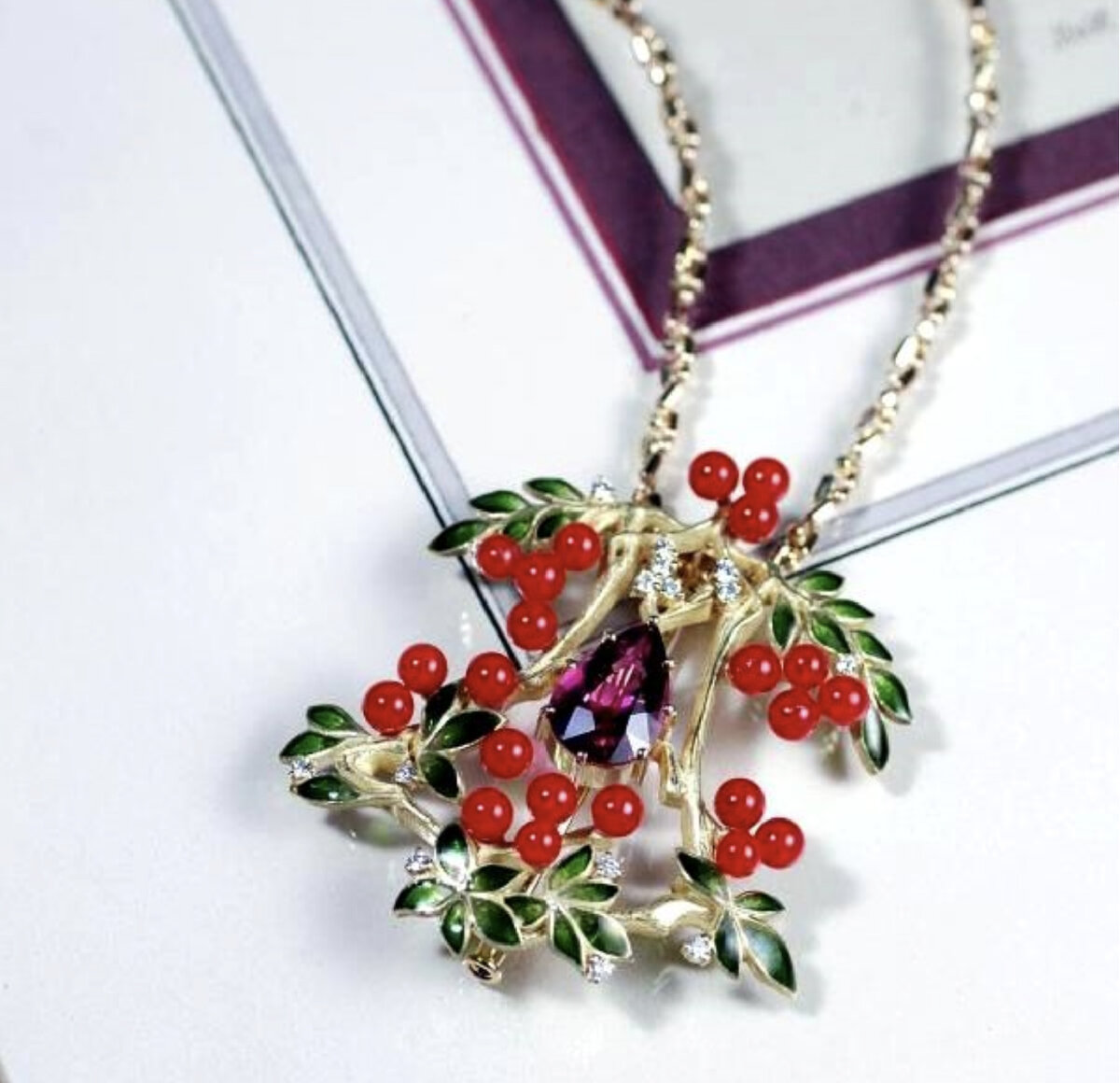 Брошь с аметистом, бриллианты, кораллы, эмаль, золото. Cтатьи выходят каждый день после 18:00, и не только. Источник фото: @kunio.nakajima