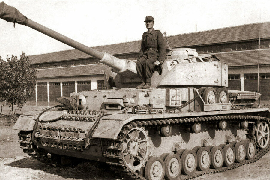 Болгарский танкист из бронетанковой бригады на броне. Фото https://yandex.ru/images