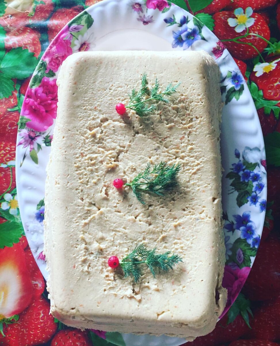 Очень нежный по вкусу, отличная замена колбасе, можно намазывать на хлеб.