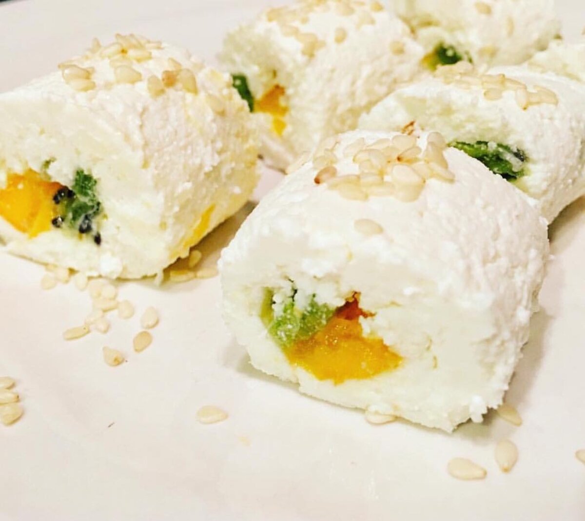 Приготовив по этому рецепту, вы будете удивлены, их будут есть все, даже те, кто до этого творог не особо и жаловал. ⠀
А ещё их преимущество в том, что они получаются настолько красивыми, что даже можно их подать к какому нибудь застолью.
Готовятся быстро и просто.
Вам понадобится только творог, мёд или любой другой подсластитель, ягоды/фрукты и пищевая пленка.
Итак:
творог 150 гр
Мёд или сироп типинанбура - 1 ч.л.
Любимый фрукт/ягоды - 1 шт
творог взбить в блендере, положить на пищевую плёнку, разровнять ножом. Сверху положить мелко нарезанные фрукты, свернуть с помощью пленки колбаской и убрать в морозилку. Через час порезать, украсить можно семенами кунжута/кокосовой стружкой/какао и можно подавать.
❗️вкуснее - когда холодные.
Идеально - на перекус, сладость с чаем.
⠀
Как вы видите прост в приготовлении и можно есть не переживая за свою фигуру.