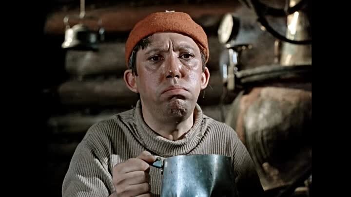 Кадр из советской комедии Л. Гайдая "Самогонщики", в роли  человека с зависимостью от алкоголя - Ю. Никулин.