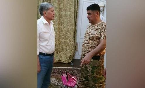 Курсан Асанов ведет переговоры с Атамбаевым. Кадр из видео канала «Настоящее время»