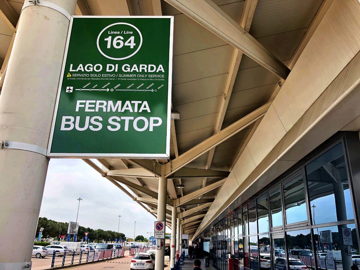 Стоянка автобусов почти сразу у терминала (пройдите чуть левее)