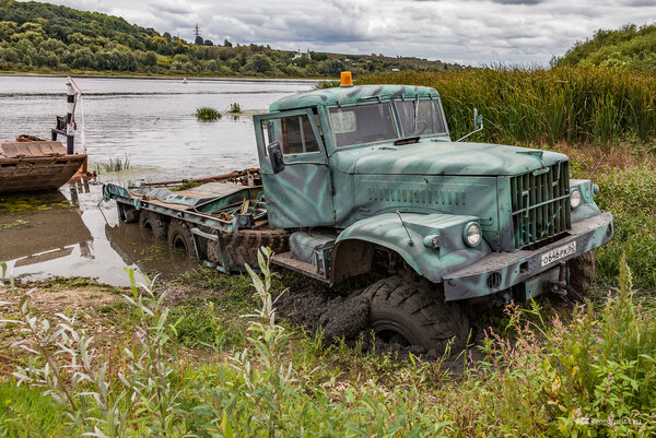 Засадили КрАЗ-255В «по самые помидоры» во время загрузки понтона из реки ???
