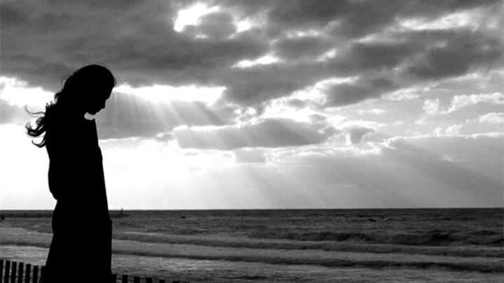 Одиночество поглотило меня, и я не понимаю, как мне от него избавиться, не причиняя боли другому человеку. 