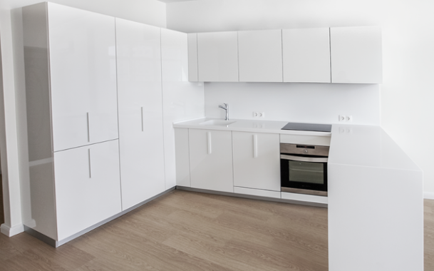 В этом варианте и правило кухонного треугольника соблюдено, и  рабочая поверхность плавно переходит в удобный остров. После добавление аксессуаров кухня будет выглядеть восхитительно