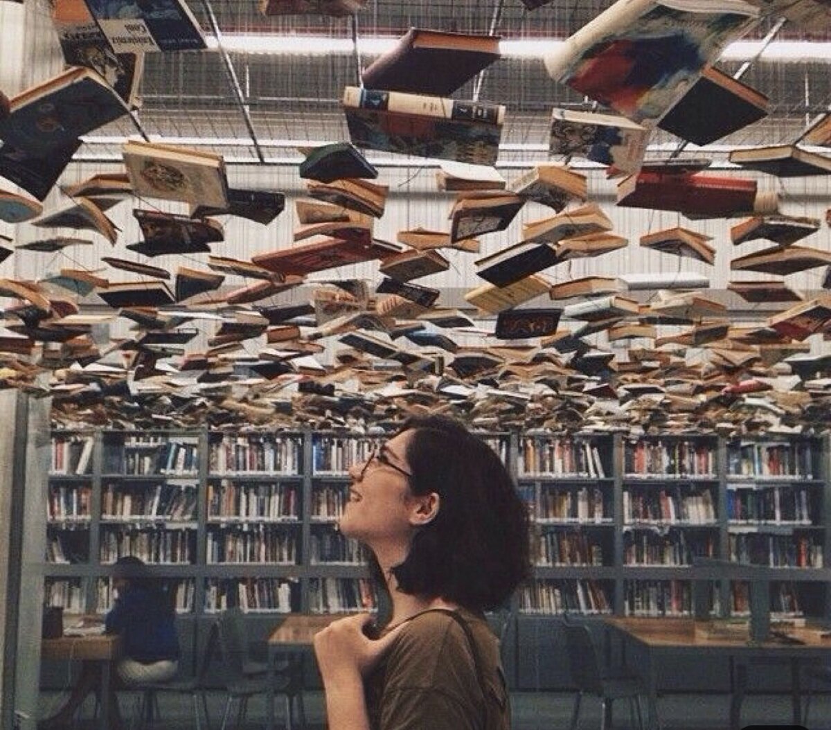 Отыщите место со множеством книг. Необычные библиотеки. Библиотека много книг. Книга библиотека. Креативная фотосессия в библиотеке.