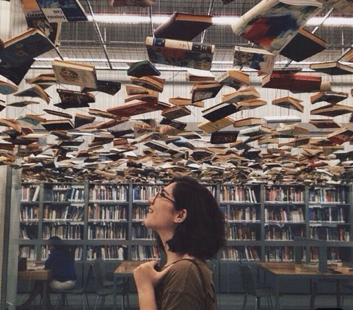 Есть много книг. Креативные библиотеки. Креатив в библиотеке. Библиотека много книг. Креативная фотосессия в библиотеке