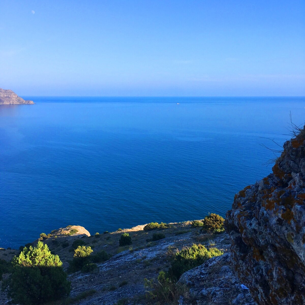 Природа Крыма. Когда я  думала над названием блога, не знала как назову, но фото  думала будет  это. Удивительно, но оно похоже чем-то на фото с канала Николая.  А потом я увидела, его фото)) 