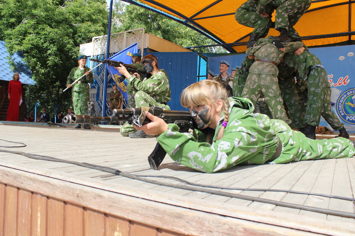 На авторском фото: Красавица и АК-74...