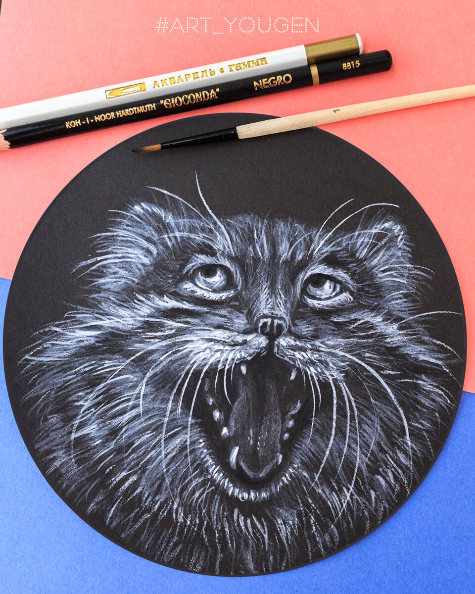 «Почти Чеширский кот». 
Чёрный картон, белый и чёрный карандаши, белая гуашь. 
Ø=17 см. 2019 г. Автор: Лена Ташбулатова.