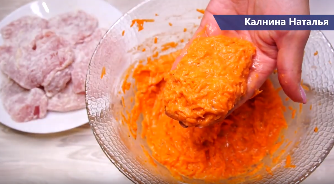 Мясо в морковном кляре с соусом