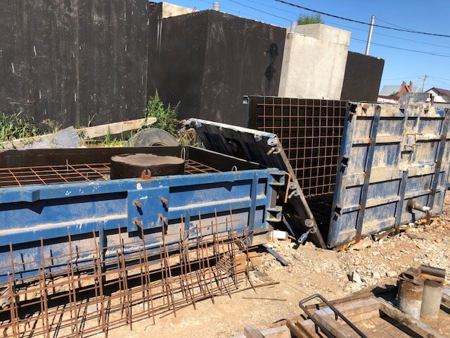 Формы для отливки плиты перекрытия (слева) и корпуса септика (справа)