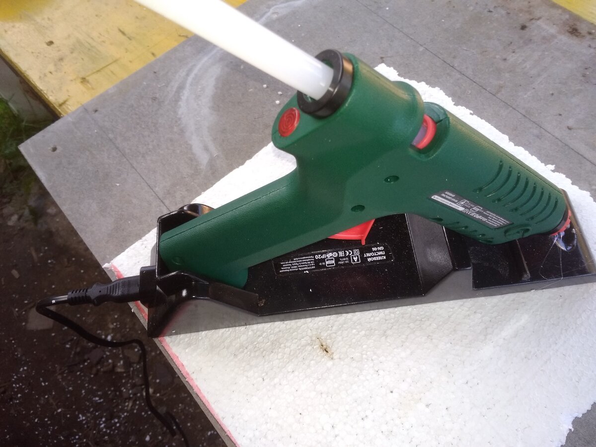 пистолет на подставке , шнур при необходимости можно включить в сам пистолет