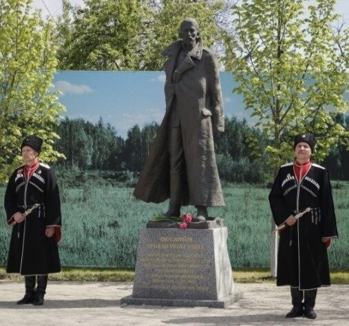памятник Корнилову, Краснодар, солдаты, генерал Белой Армии
