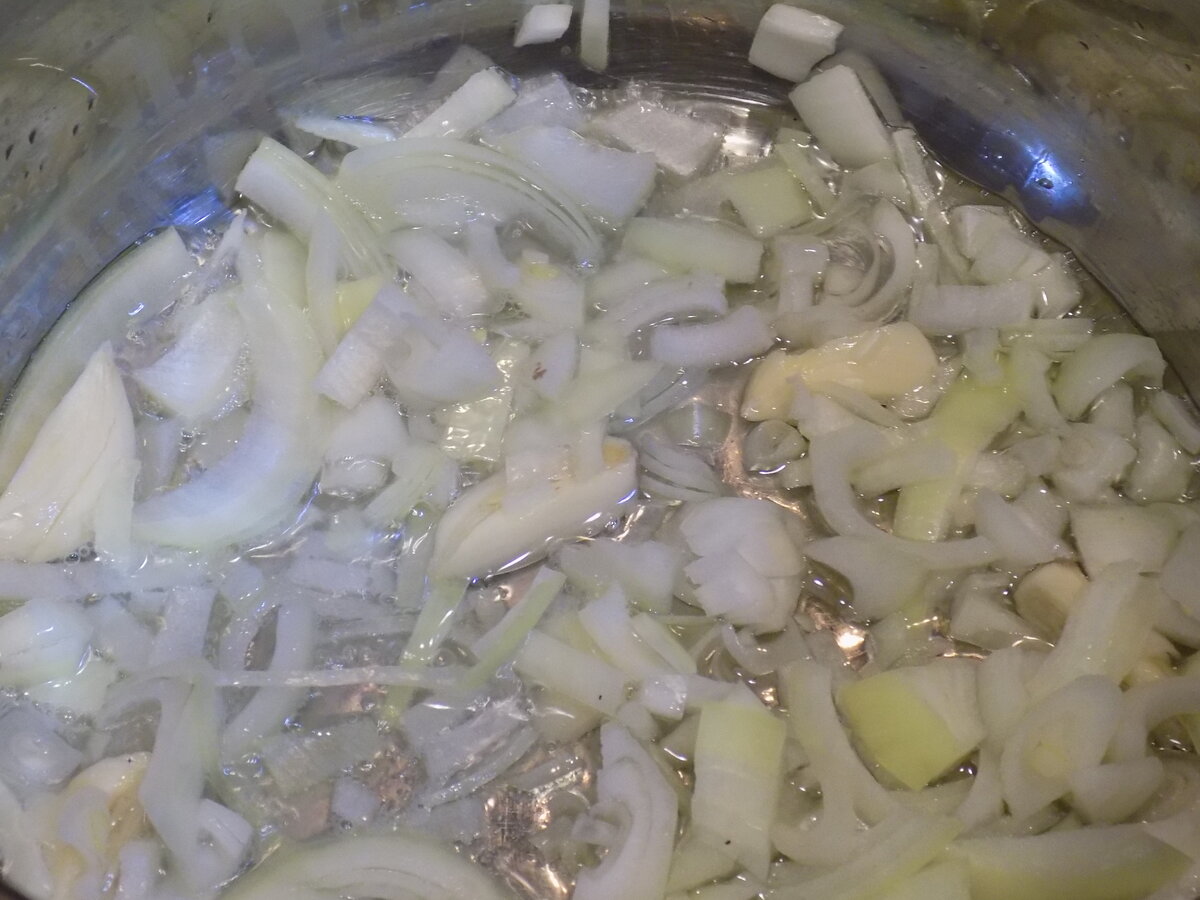 Фасоль сварилась! Теперь обжариваем лук и чеснок!