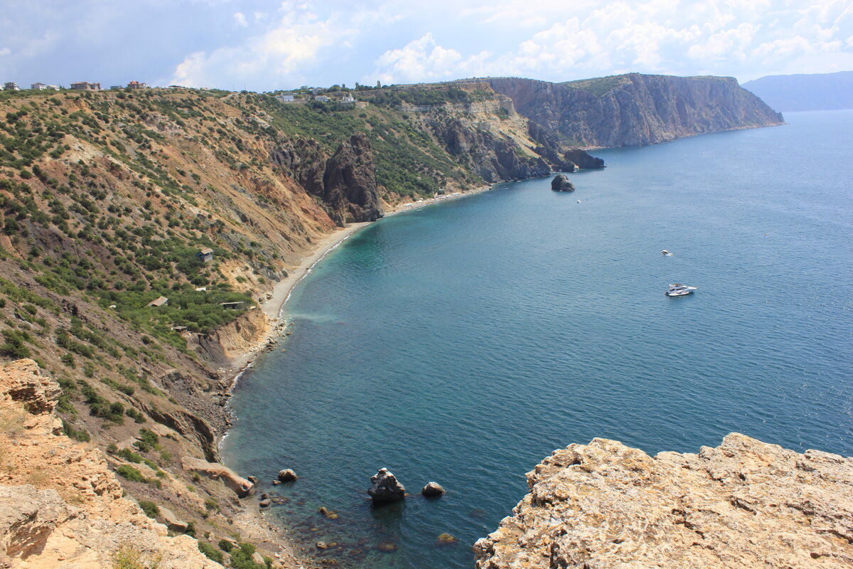 Монастырь вверху и Яшмовый пляж внизу