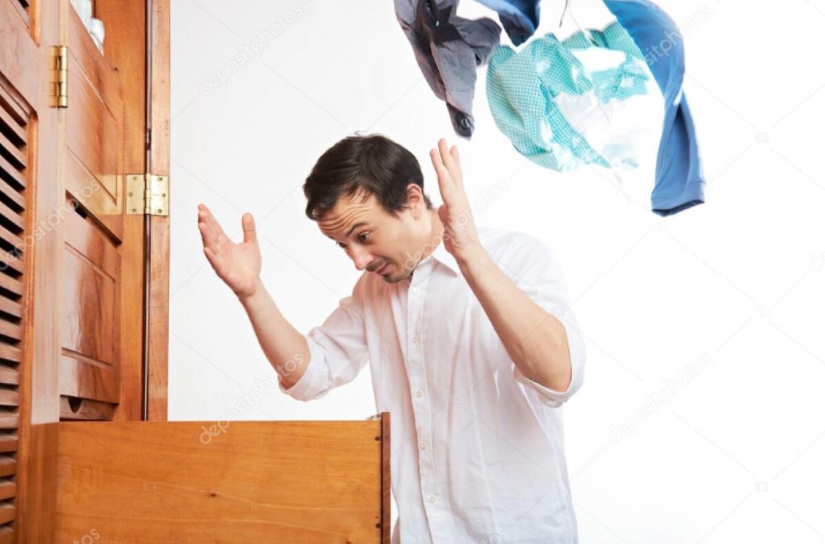 выкинутые вещи с балкона. вынос мусора. парень выкинул вещи. новый год в италии выбрасывают вещи. итальянцы на новый год выбрасывают вещи в окно.