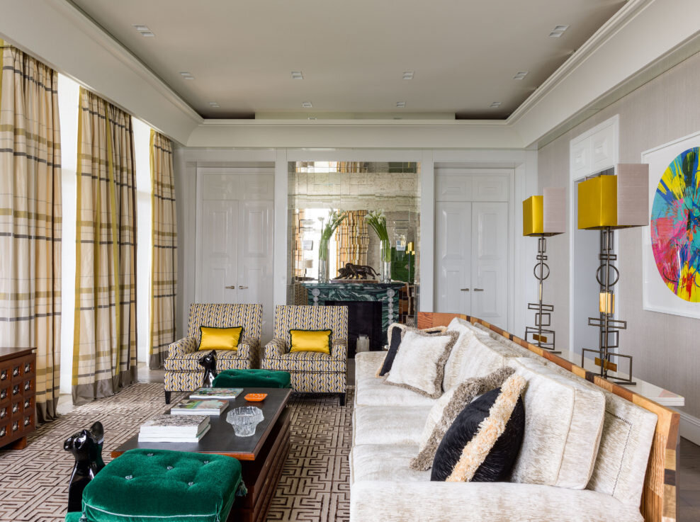 Мягкая мебель, приставные столики, журнальный столик с кожаной столешницей и ковер сделаны на заказ. Комод под ТВ (виден слева) выполнен на заказ по архивным французским эскизам 1940-х годов. Банкетки в виде кошек обиты бархатом, Lee Jofa.