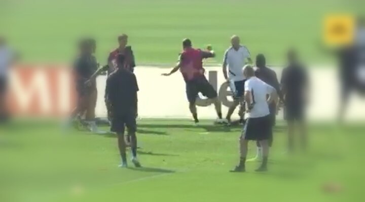 Нападающий  Гонсало Игуаин теряет самообладание и пинает тренера и рекламный щит во время тренировки перед игрой в Лиге чемпионов против "Атлетико Мадрид".