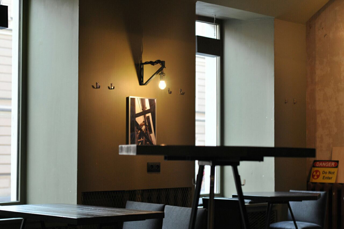 Геометрия ножек столов и стульев - графическая отсылка к нефтяным вышкам.