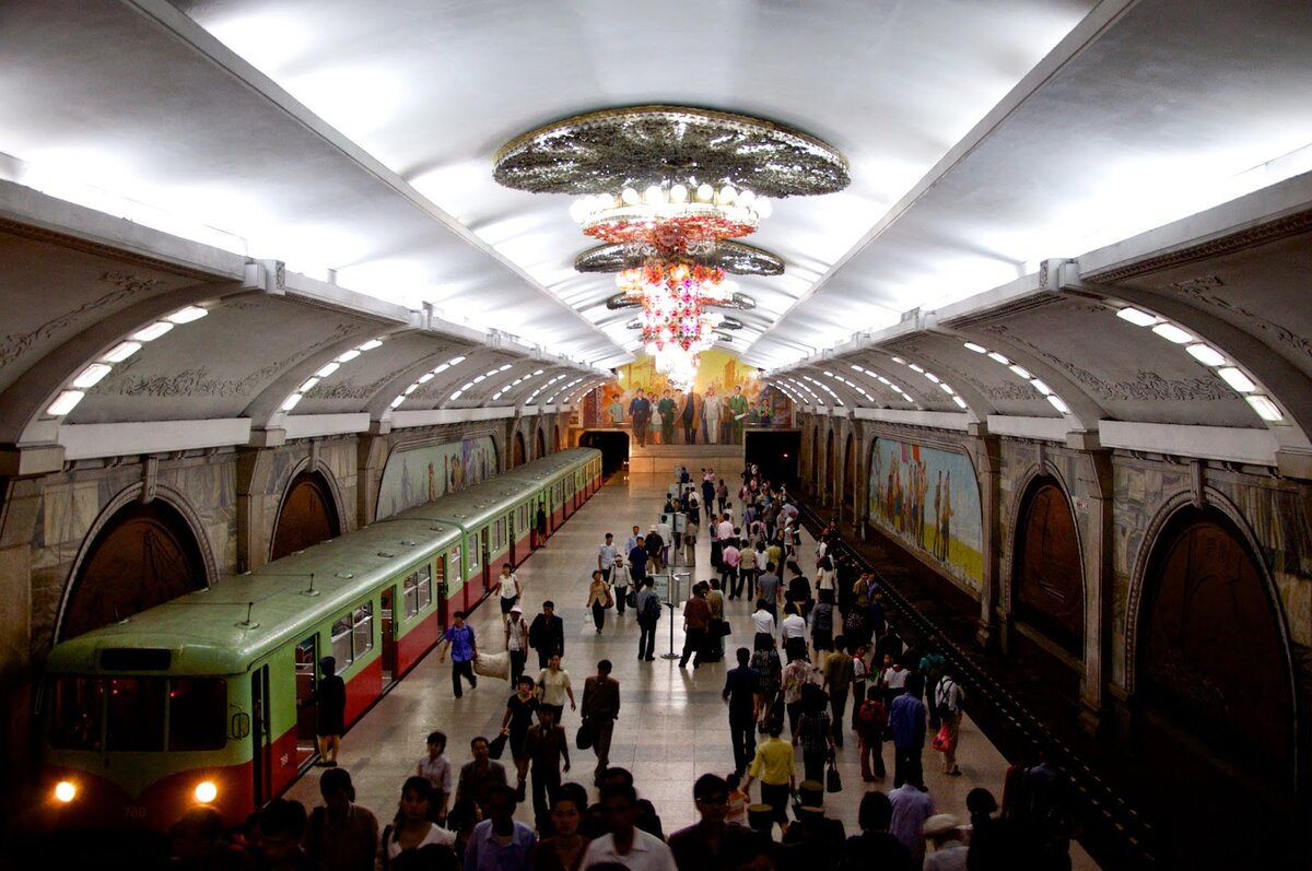 Самое глубокое метро в москве. Пхеньян метро станция Пухын. Станция Арсенальная Киев. Арсенальная станция метро. Станция метро Пухын Возрождение.