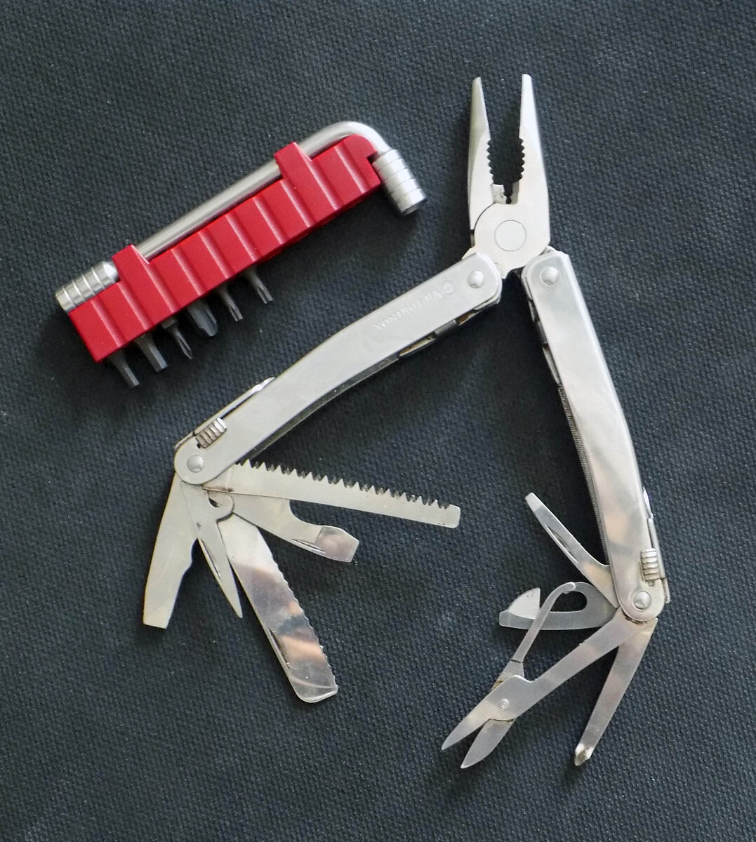 Мультитул от Victorynox. Особых нареканий нет, но думаю, может стоило взять Leatherman ? Плоскогубцы хотелось бы покрепче!