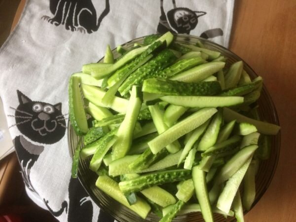 Салат под водочку. Как нарезать крабовые палочки для роллов. Как порезать крабовые палочки для суши.