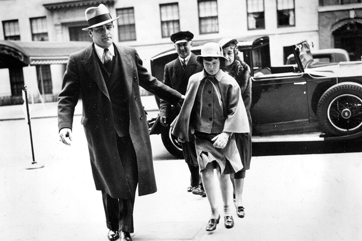 Глория Вандербильт в сопровождении своей матери и под охраной детектива. Фото NY Daily News Archive via Getty Images